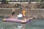 Antisipasi Banjir Pasukan oranye Bersihkan Kali Cideng