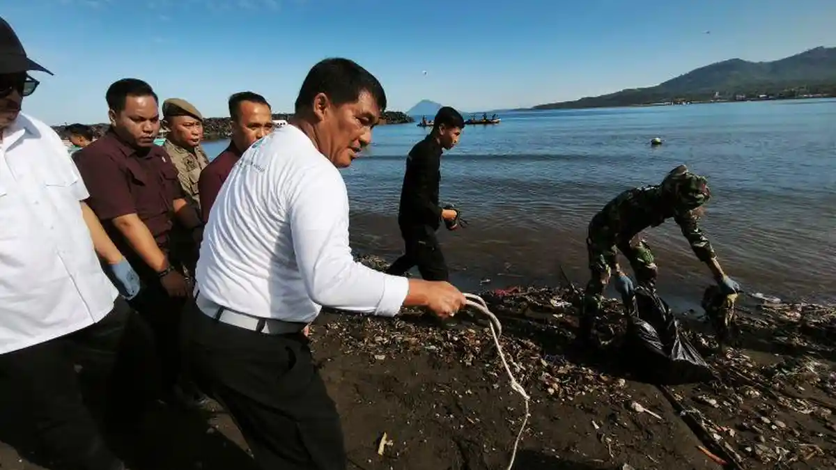 Gubernur Sulut Yulius Selvanus Ikut Bersihkan Sampah di Pantai Karangria, Minta Jaga Kelestarian