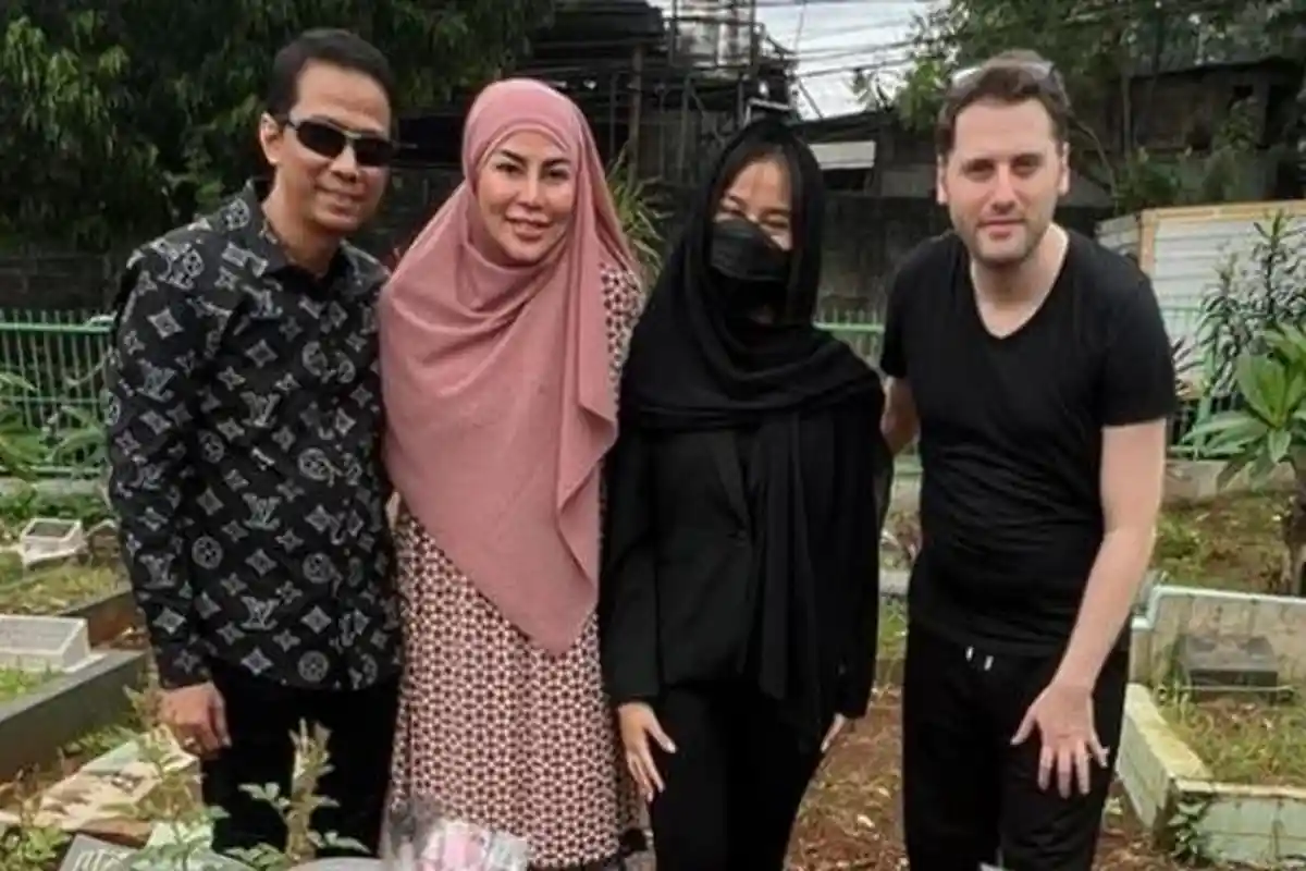 Doddy Sudrajat dan Cinta Penelope Kunjungi Makam Vanessa Angel, Ayah Mayang: Berziarah dan Berdoa