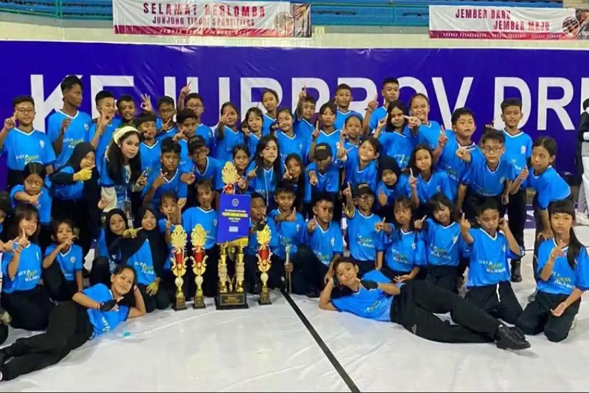 Tim Drum Band GBK SDN Klampis Ngasem Surabaya Raih Juara Kejurprov Hingga JMC
