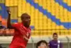 Evaldo Silva Sundul Bola Dibayangi Kenji Adachihara