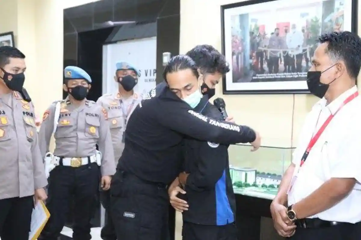 Penyesalan Oknum Polisi Smackdown Mahasiswa saat Demo Sampai Cium Tangan, Korban Punya Rencana