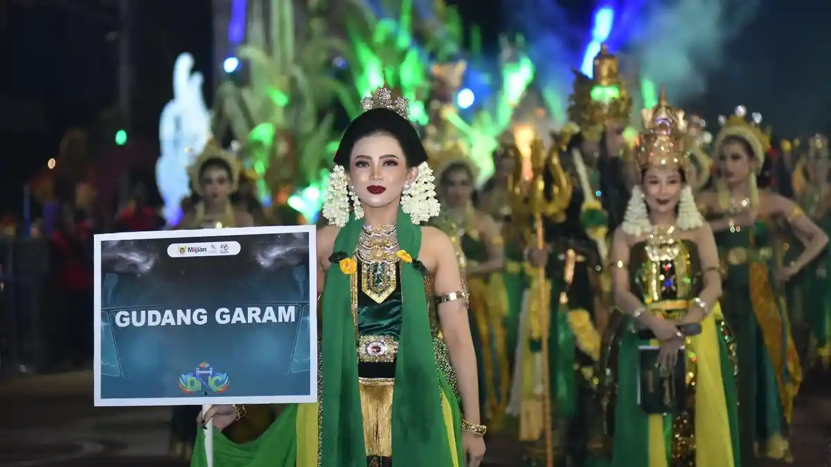 Dhoho Night Carnival 2025 Kediri: Kontingen Gudang Garam Tampil Memukau dengan Samudra Kasetya