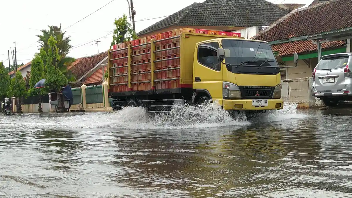 Diguyur Hujan Semalam, Jalan Kurinci Kota Pekalongan Tergenang Air