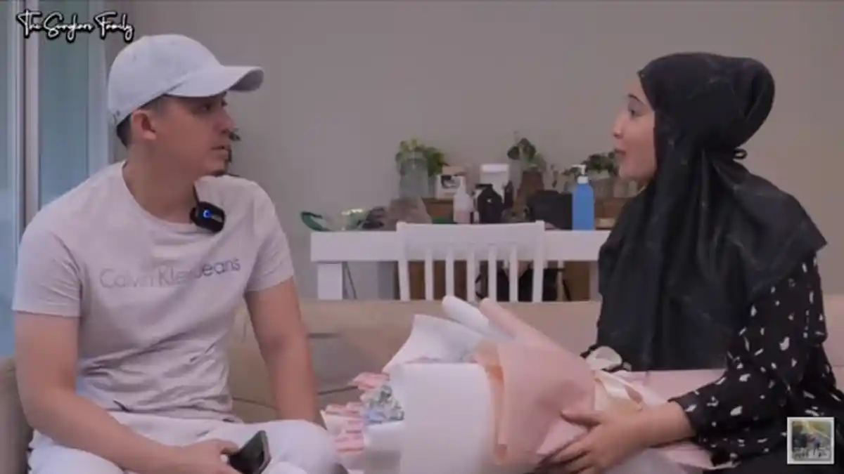 Zaskia Sungkar Ngambek Pergoki Irwansyah yang Beri Bunga ke Wanita Lain, Tolak Suami: Lebay Banget