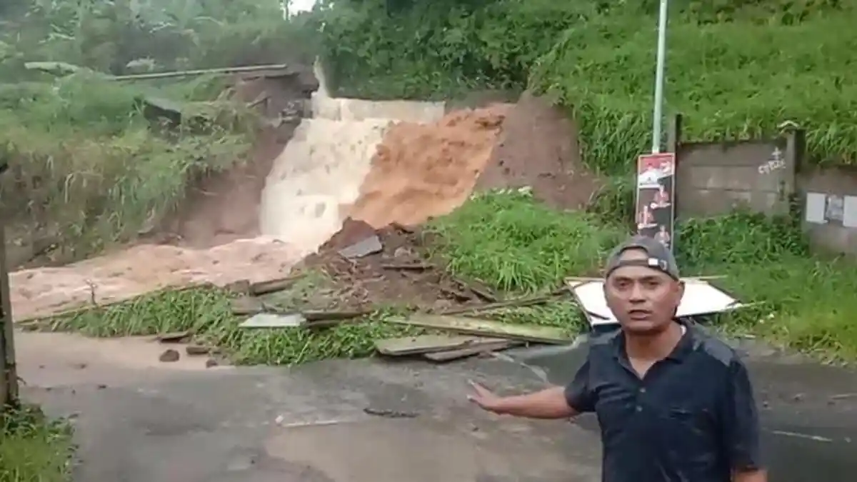 Akses Jalan Penghubung Rancakalong-Sumedang Tak Bisa Dilalui Imbas Jaringan Irigisi Jebol