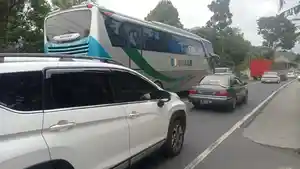 Situasi-Jalan-Raya-Malangbong-arah-Tasikmalaya-saat-tengah-diberlakukan-sistem-satu-arahS.jpg