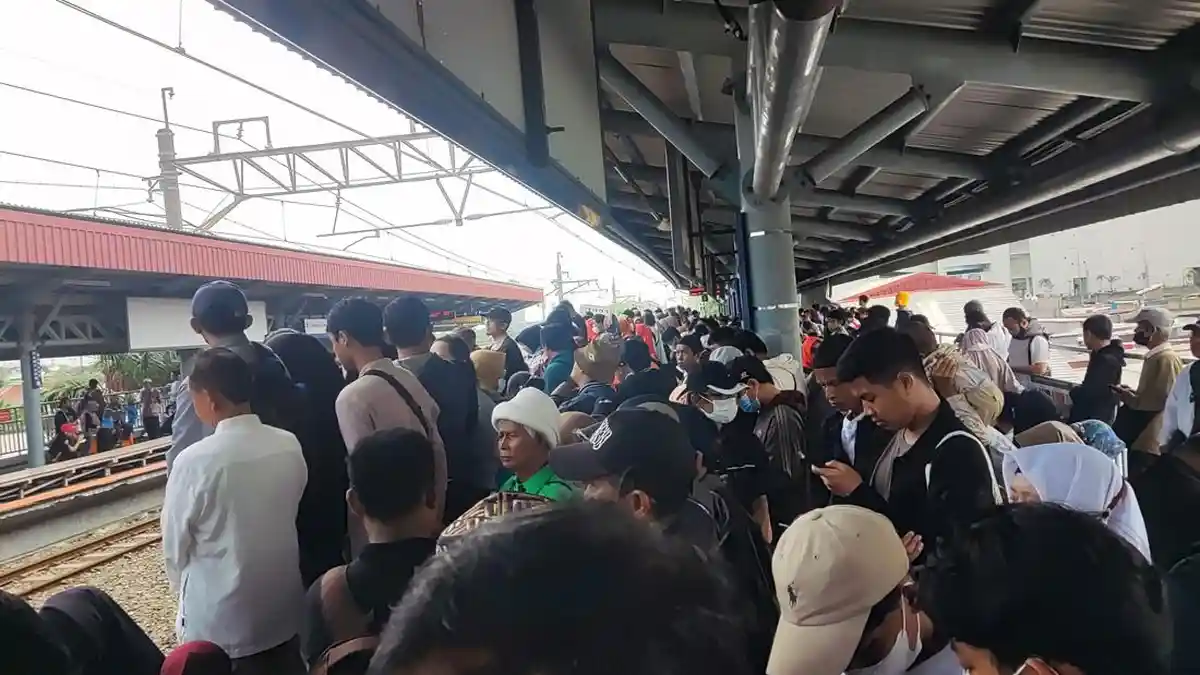 Stasiun Kampung Bandan Penuh Pendukung AMIN yang akan ke JIS