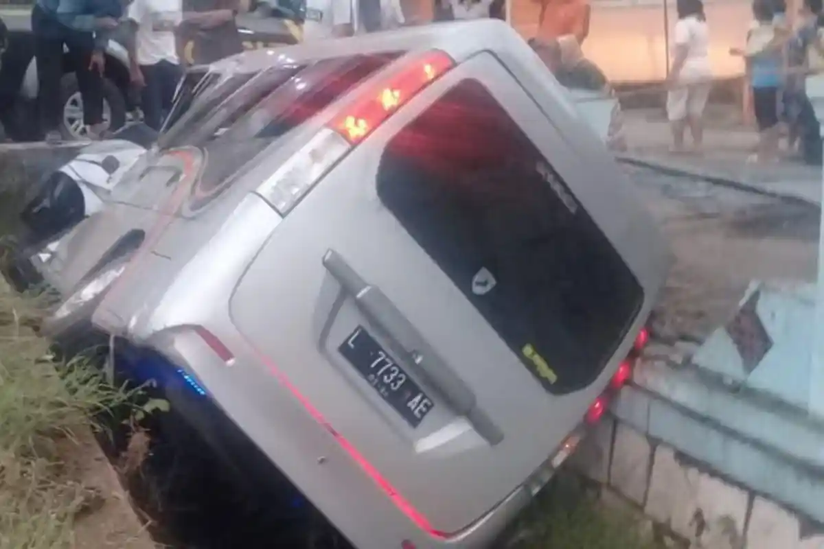 2 Orang Terluka Akibat Minibus Terperosok ke Selokan di Jalan Darmawangasa, Jember