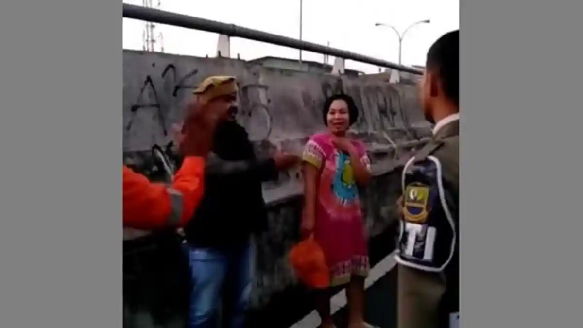 Satpol PP Tangkap Basah Dua Emak-Emak yang Buang Sampah di Underpass Tambun