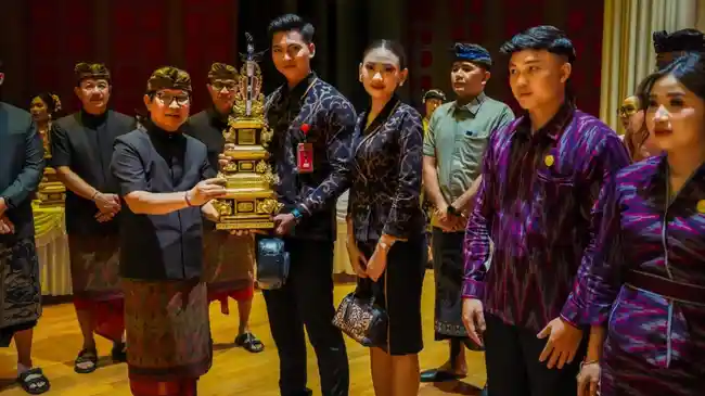 Tutup-PKB-Badung-Bupati-Adi-Arnawa-Lepas-26-Duta-Seni-ke-Provinsi.jpg