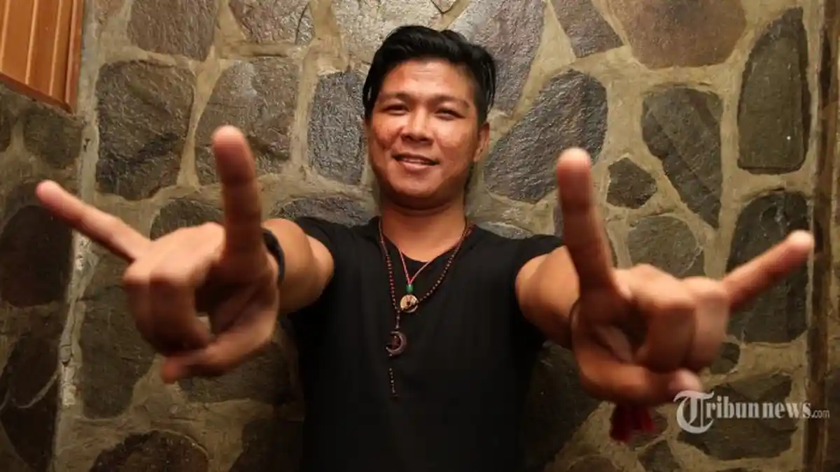 Kini Andika Si Babang Tamvan Punya Rumah Lantai Dua yang Cukup Megah