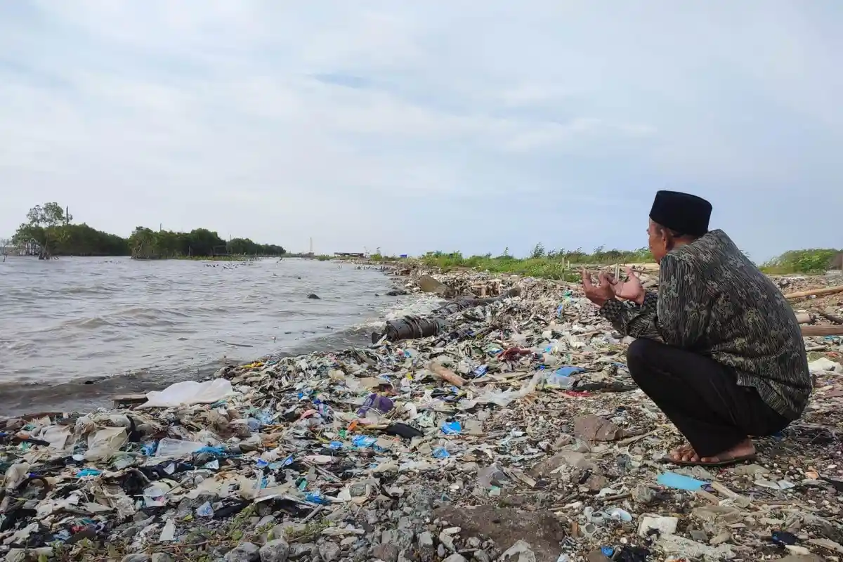 Ziarah di Atas Laut, Kenangan yang Tak Tenggelam di TPU Tambakrejo Semarang