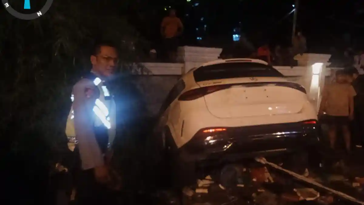 Detik-detik Mercedes-Benz Maut Hantam Warung Mie Balap Medan