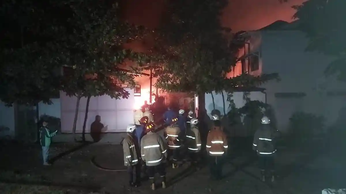 2 Kejadian Kebakaran Semarang Tadi Malam, Satu Bus dan Pabrik Cat