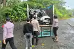Motor Pemudik Mogok di Jalur Liku Sembilan Bengkulu, Polisi Sigap Carikan Truk untuk Mengangkut