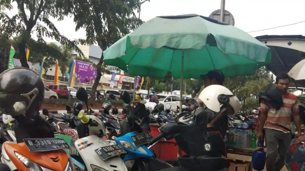 Sehari Pascarazia, Hari Ini Parkir Liar di Pasar Senen Kembali 'Menjamur'