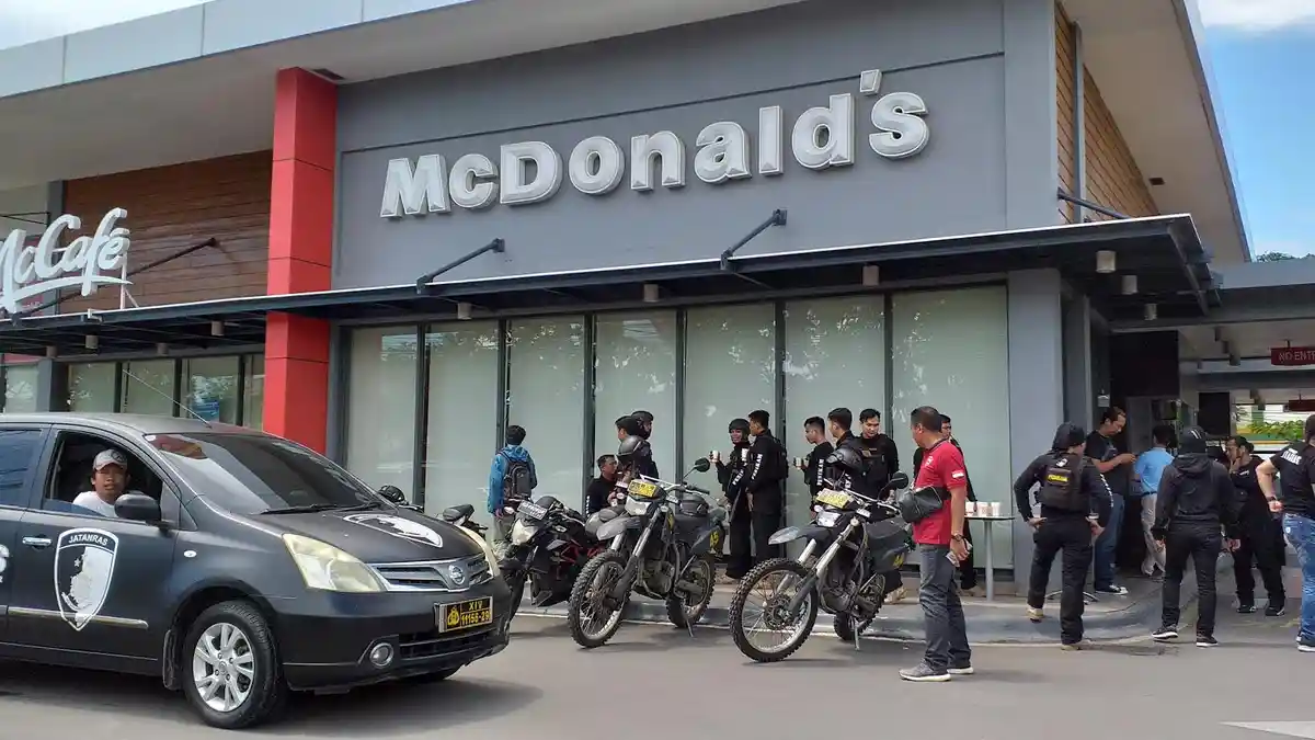 Polisi Tangkap Dua Orang Penyerang Mc Donald Makassar Saat Aksi May Day