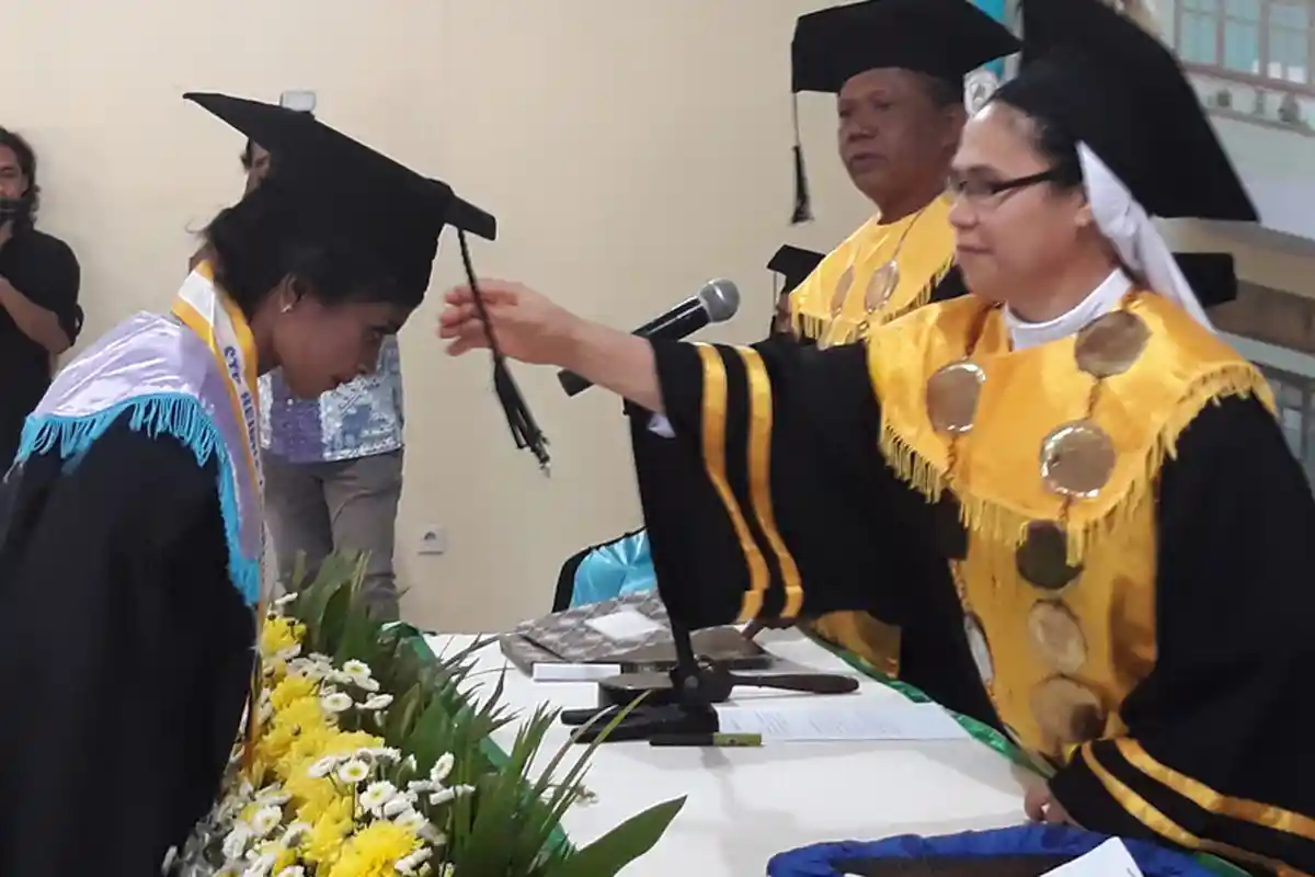 STP Reinha Larantuka Lepas 43 Wisudawan ke Masyarakat