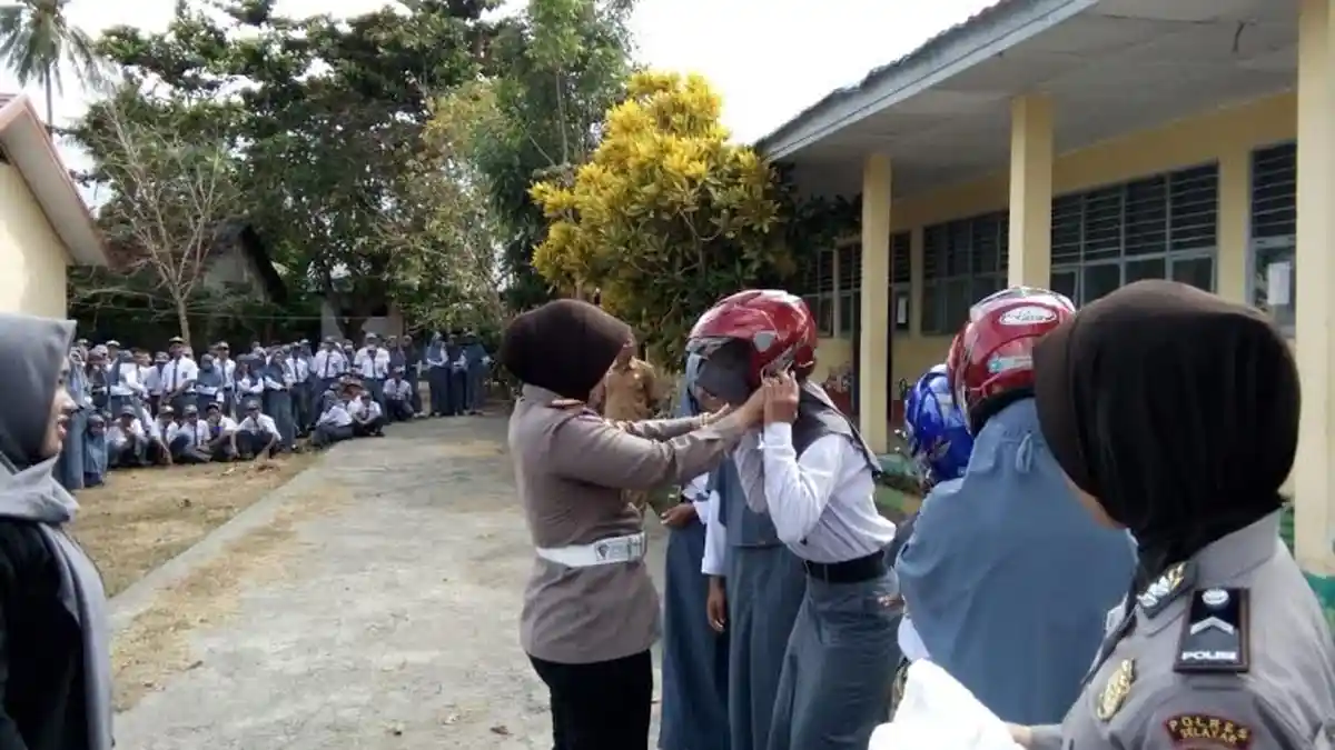 HUT ke 71 Polwan, Kasat Lantas Polres Selayar Pimpin Sosialisasi Tertib Berlalulintas