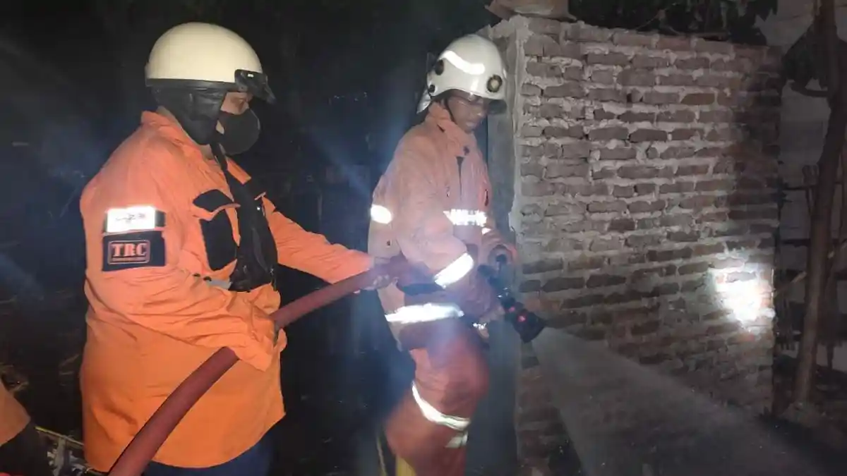Api dalam Tungku Sambar Dinding Bambu saat Pemilik Rumah Kenduri ke Tetangga di Mojokerto