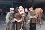 video-ayu-ting-ting-saat-akan-diseruduk-sapi-kurban-lihat-ekspresi-ibunda-bilqis-khumairah.jpg