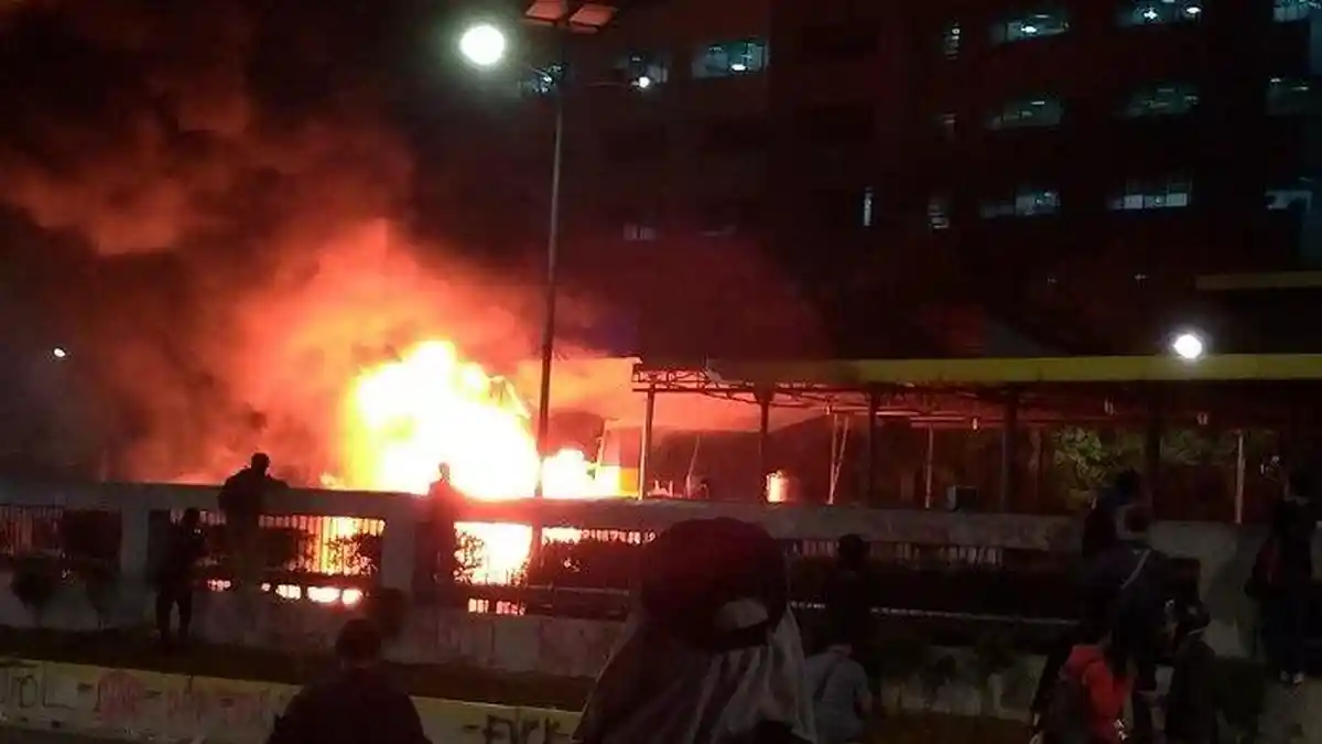 Makin Malam, Makin 'Liar', Massa Aksi Diduga Bakar 2 Gerbang Tol, Polisi Masih Usaha Padamkan Api