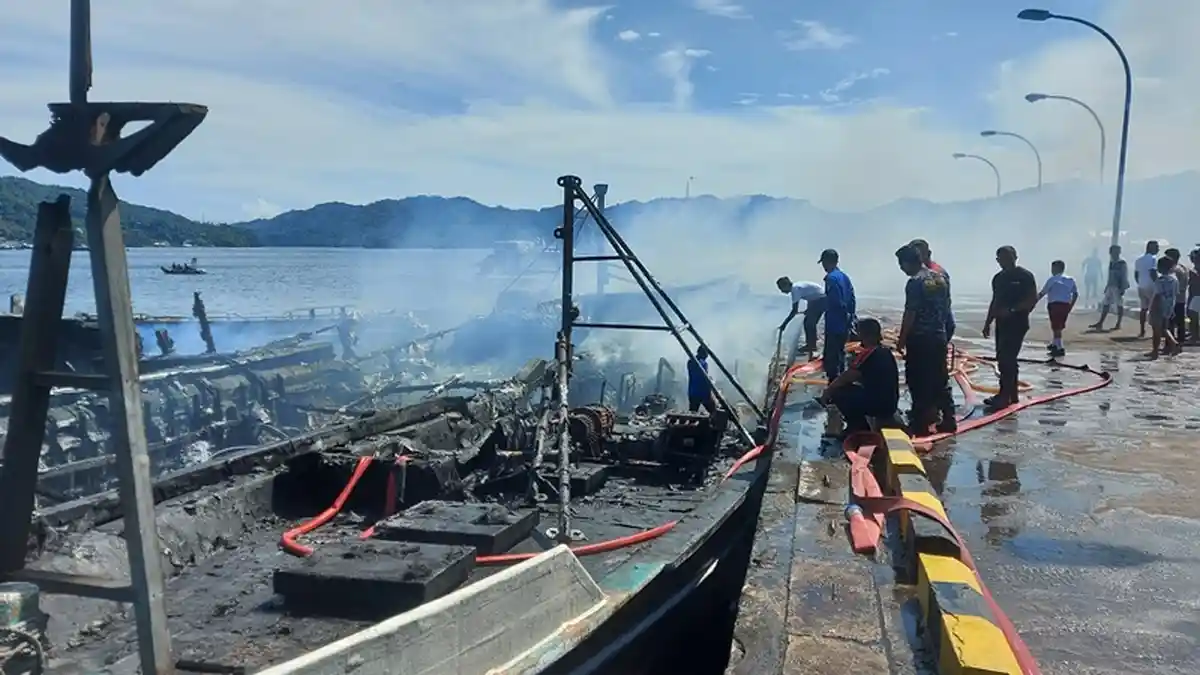 Dua Mobil Damkar Diturunkan, Padamkan Kapal Ikan yang Terbakar di Pelabuhan Perikanan Bitung
