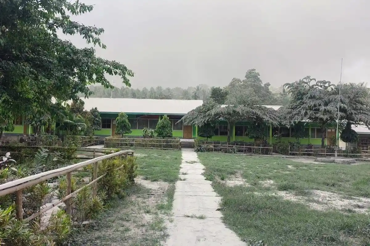 Sekolah-Sekolah di Wulanggitang Kena Imbas Debu Vulkanik Gunung Lewotobi Laki-Laki