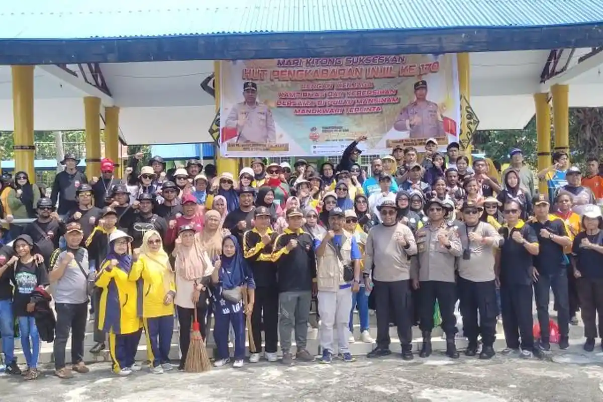 Polda Papua Barat Kerja Bakti di Pulau Mansinam, Ajak Warga Manokwari Sukseskan HUT ke-170 PI