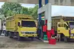 Sopir-truk-melakukan-pengisian-BBM-Biosolar-di-SPBU-Kaliring.jpg