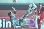 striker-persib-wander-luiz-melakukan-aksi-tendangan-balik-badan.jpg