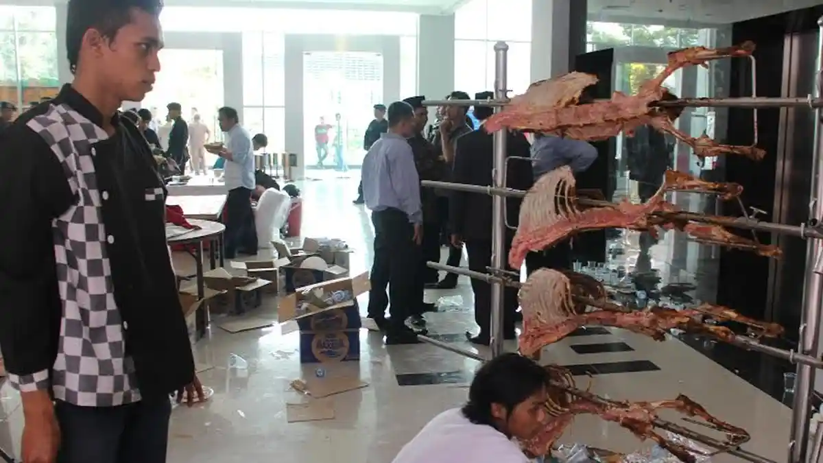 Usai Pelantikan Enam Kepala Daerah Se-Kaltim, Hidangan Kambing Guling Sejam Ludes