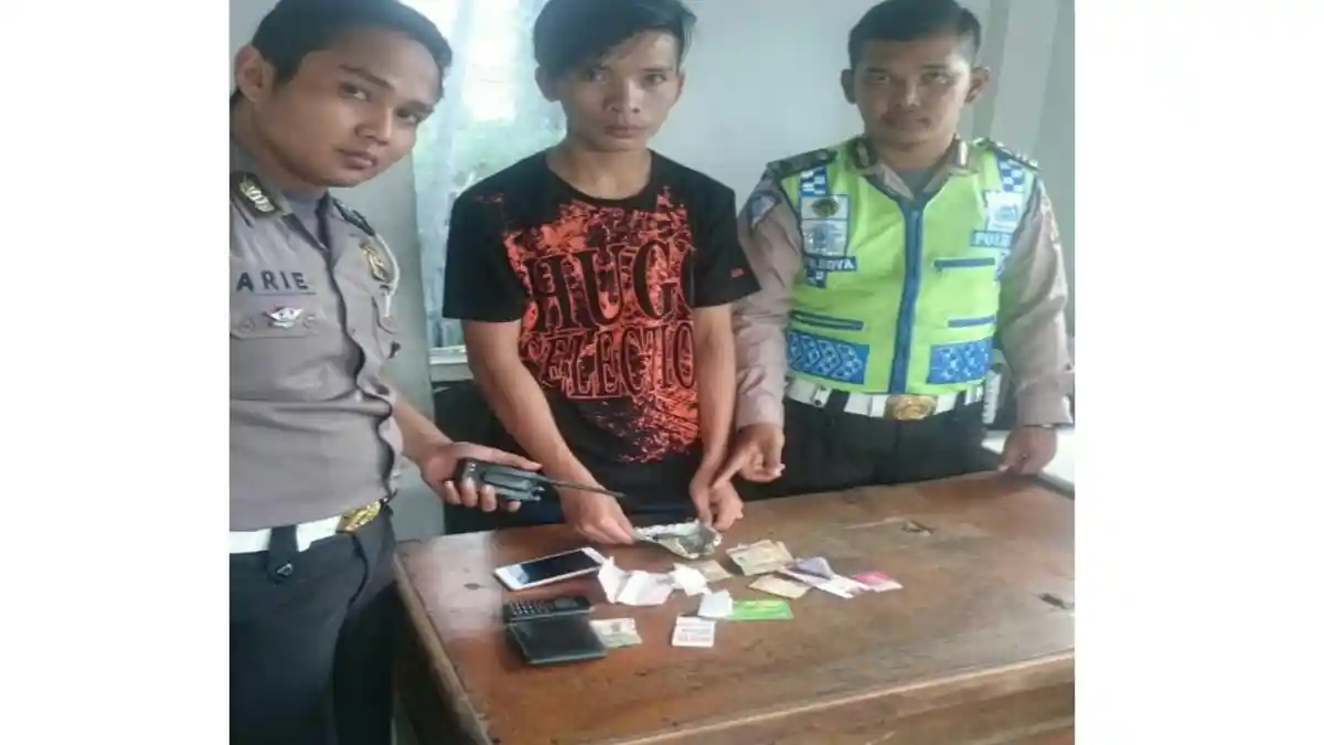 Gelisah Didekati Polisi karena Langgar Lalu Lintas, Ternyata Pria Ini Simpan Ganja.
