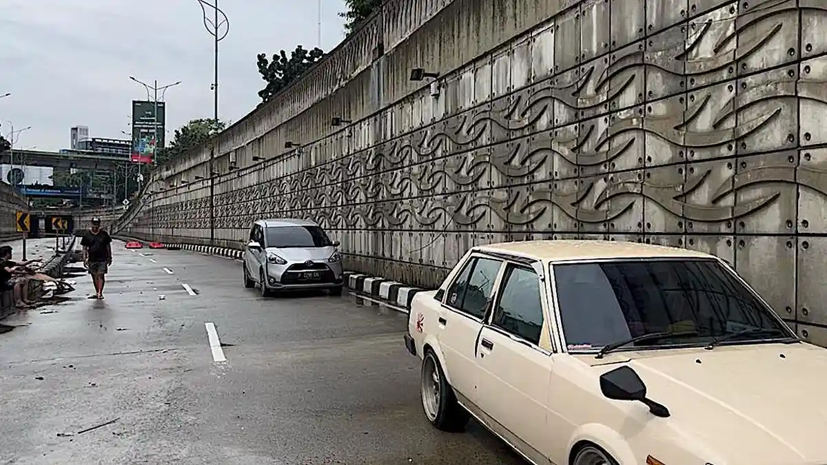 Underpass Mampang Banjir, Adrian Bertahan di Dalam Mobil hingga Pagi