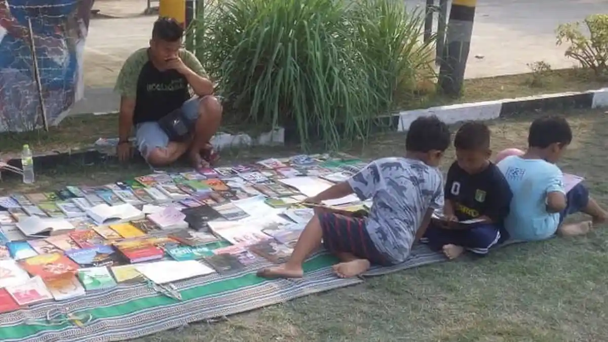 Dari Satu Emperan ke Emperan Lain, Para Pemuda di Indramayu Ini Berjuang Kampanyekan Minat Membaca