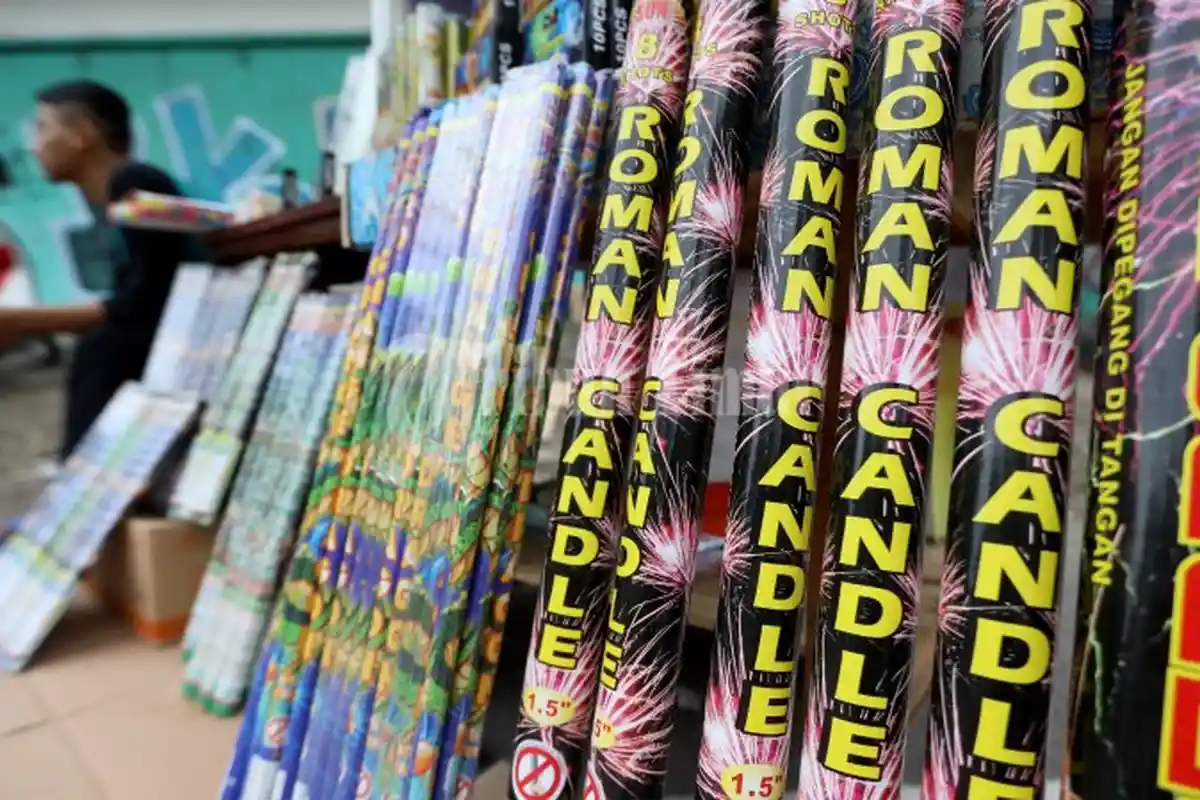 FOTO: Jelang Pergantian Tahun, Pedagang Petasan dan Kembang Api Mulai Marak di Jalan - 25122018_kembang_apii.jpg