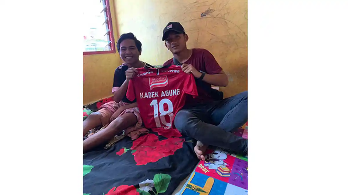 Kadek Agung  Kunjungi Siswa Patah Tulang di Jembrana