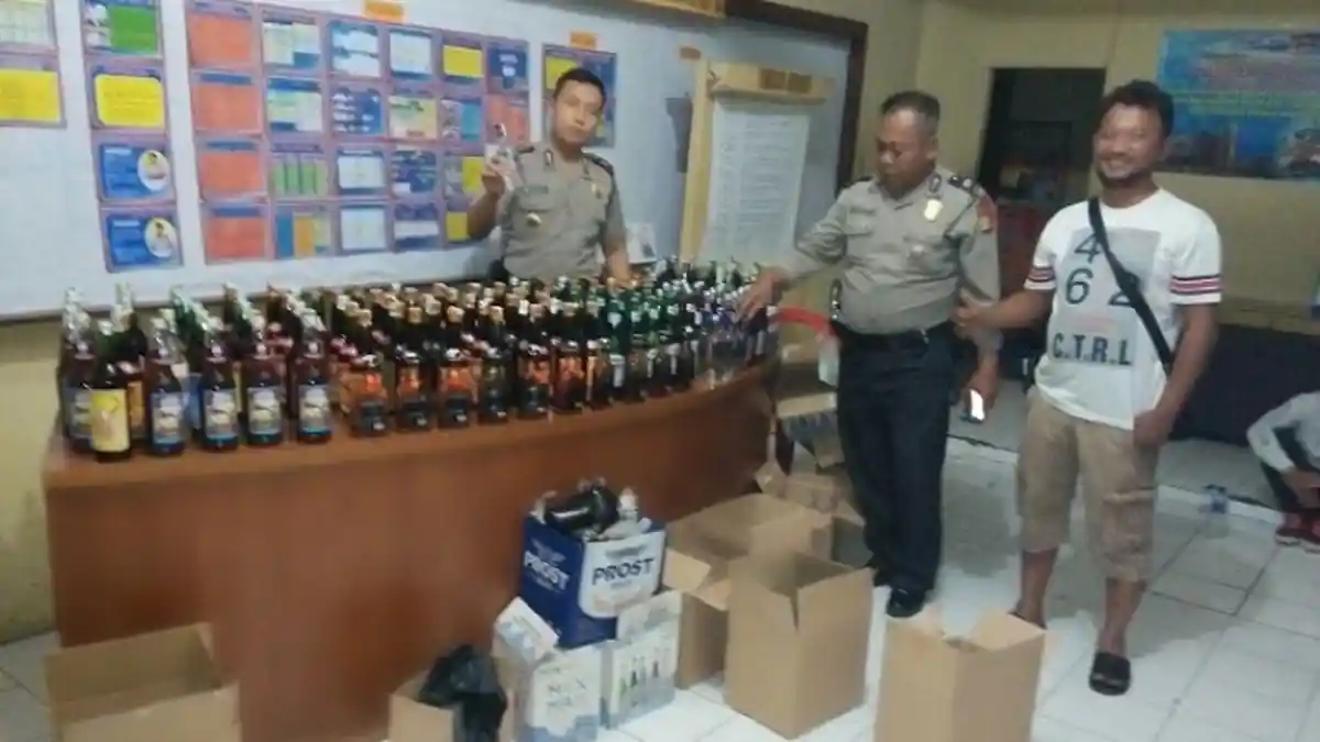Sebanyak 1.027 Botol Miras Disita Petugas Kecamatan Tanjung Priok