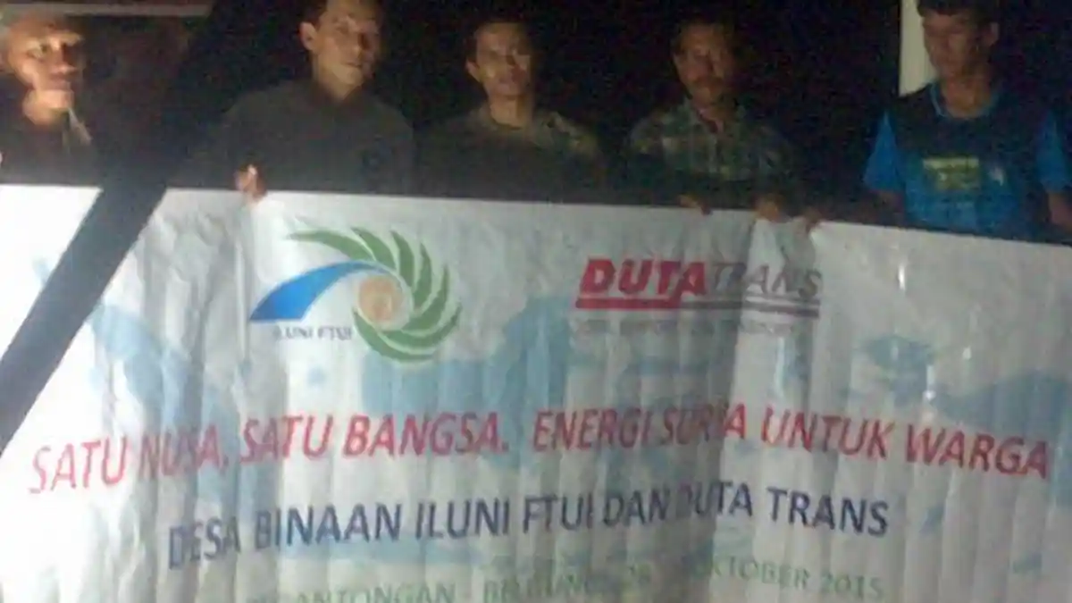 Peringati Sumpah Pemuda, Iluni FTUI Pasang Energi Listrik Tenaga Surya di Desa