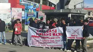 Aliansi-mahasiswa-dan-masyarakat-tergabung-dalam-organisasi-Titik-Merah.jpg