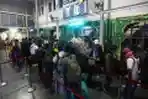 Pemudik Padati Stasiu Senen