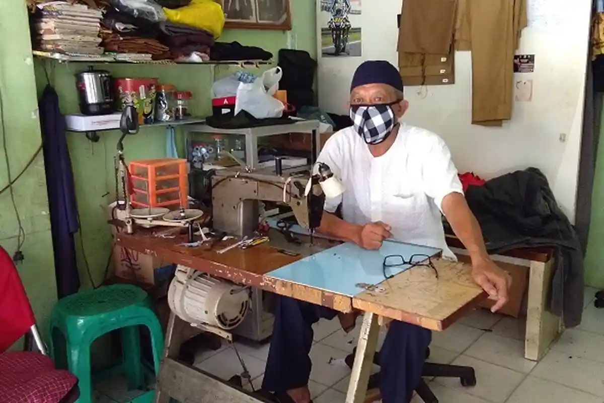 Dampak Corona, Omzet Pendapatan Tukang Jahit di Ambon Menurun Drastis