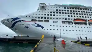 Kapal-pesiar-wisatawan-ke-amw.jpg