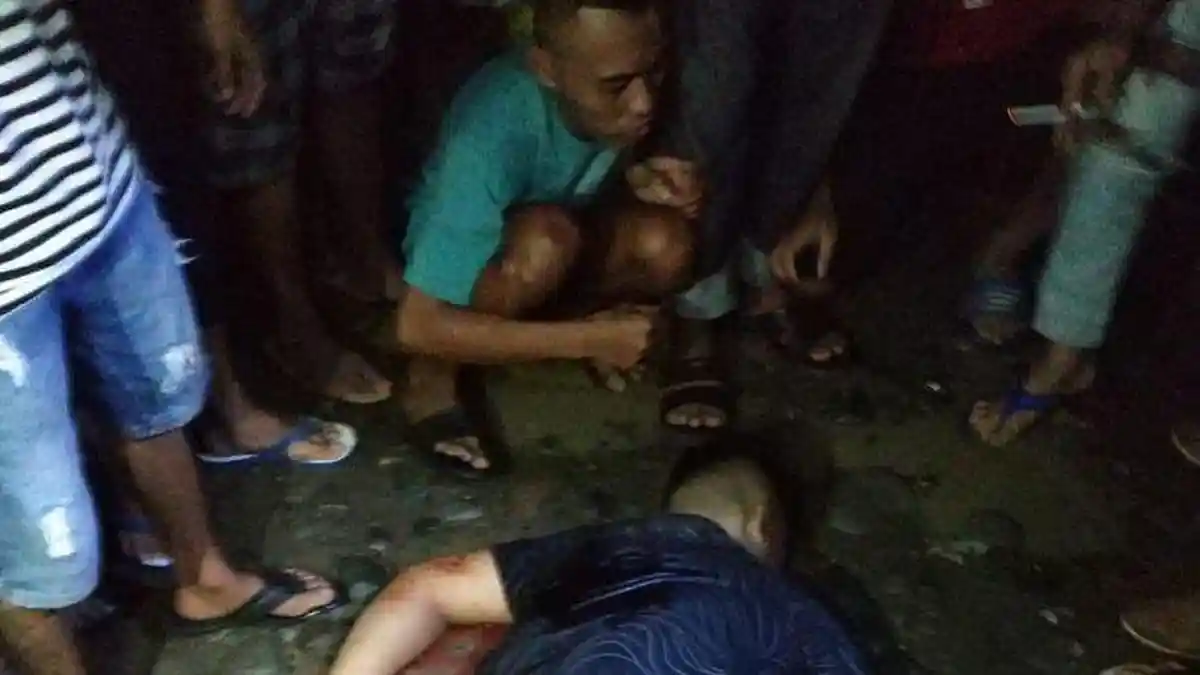 Mayat Seorang Pemuda Tergeletak di Jalan, Ada Dua Luka Tusuk di Tubuhnya
