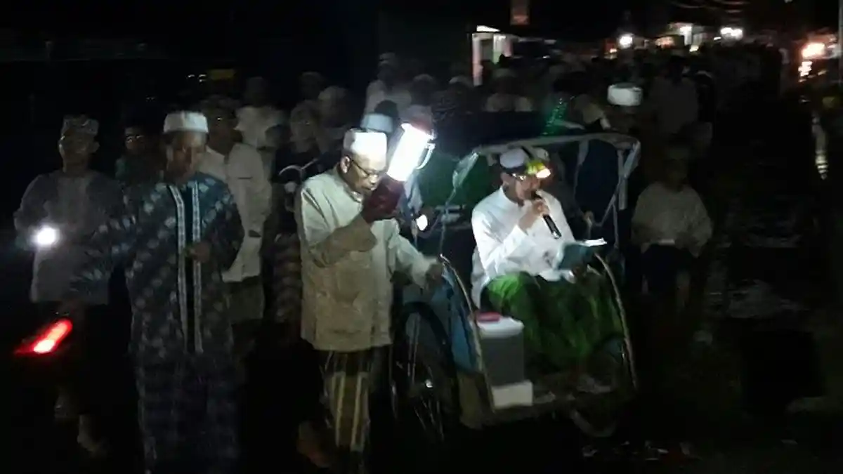 Tradisi Tolak Bala, Warga Cangkring Rantau Berkeliling Kampung