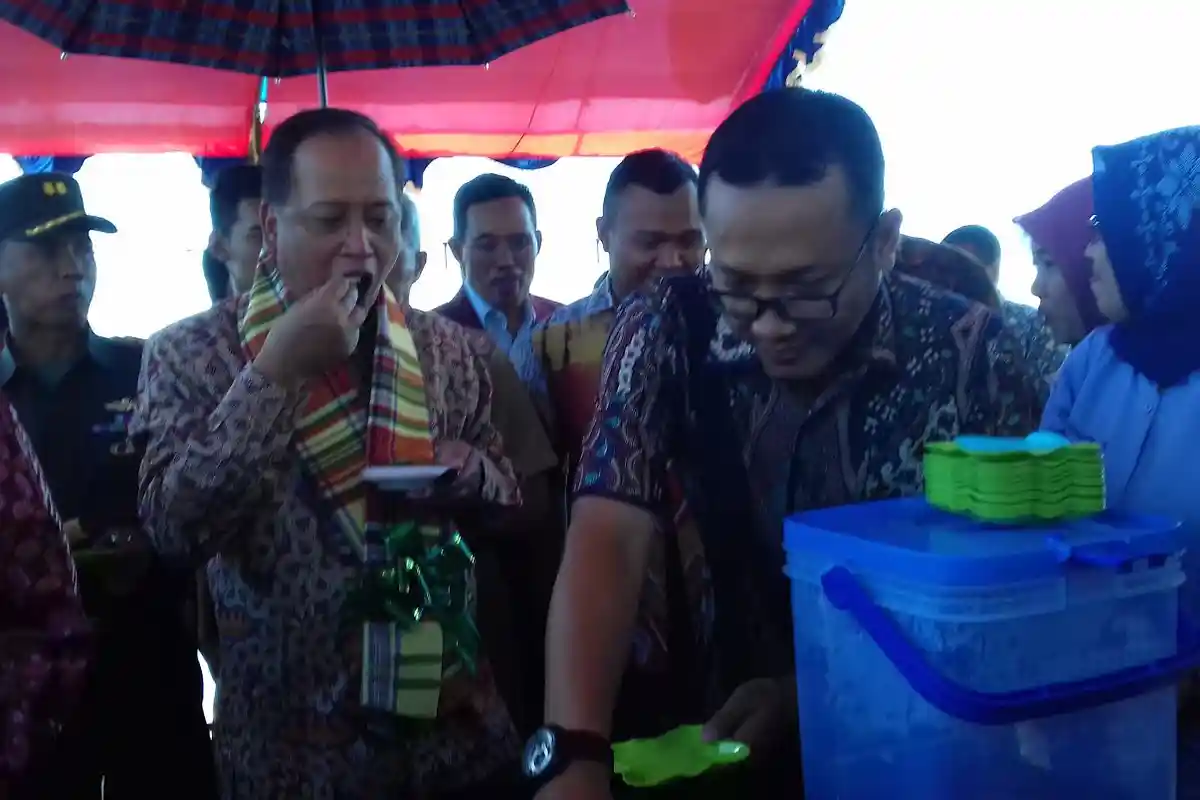 Sambangi Politani Pangkep, Menteri Prof Mohammad Nasir Cicipi Kuliner Ini