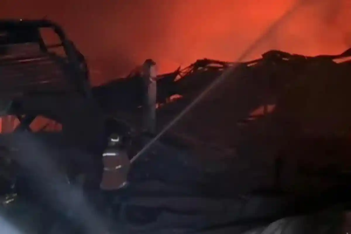 Pabrik Styrofoam di Menganti Gresik Terbakar Hebat, 8 Jam Api Berkobar, Kerugian Capai Rp 20 Miliar