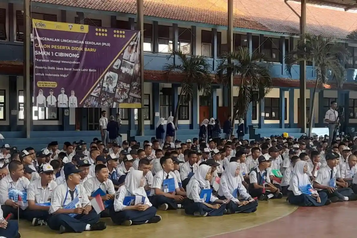 Hari Pertama Masuk Sekolah, Ratusan Pelajar SMKN 1 Cibinong Bogor Antusias Ikuti MPLS