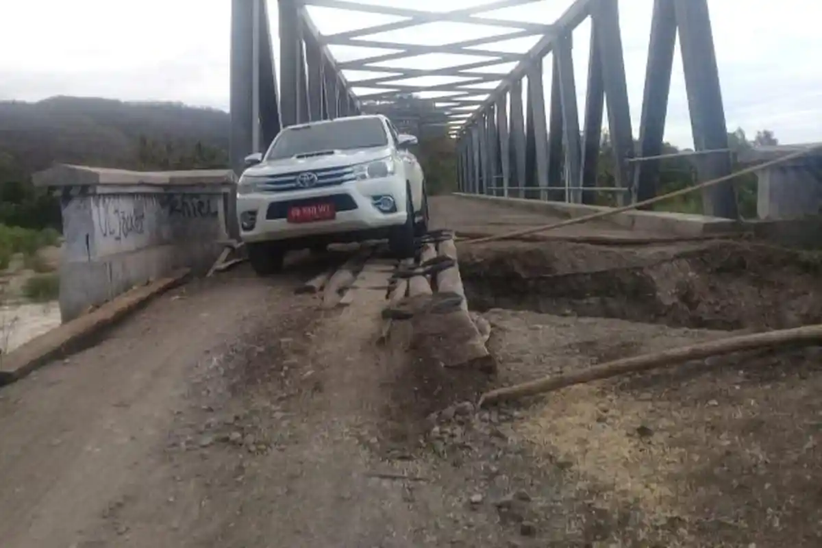 Camat Sambi Rampas Lewati di Jembatan Wae Wera Pakai Mobil Dinas